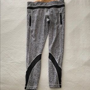 Lululemon black and white pattern legging